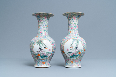 Une paire de vase en porcelaine de Chine famille rose &agrave; d&eacute;cor 'millefleurs', marque de Qianlong, R&eacute;publique