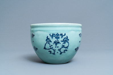 Une jardini&egrave;re en porcelaine de Chine &agrave; d&eacute;cor en bleu et blanc sur fond c&eacute;ladon, Qianlong
