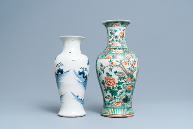 Un vase en porcelaine de Chine famille verte et un en bleu et blanc, 19&egrave;me