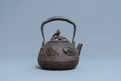 A Japanese cast iron 'tetsubin' teapot with shells and crabs, Edo/Meiji, 18/19th C.