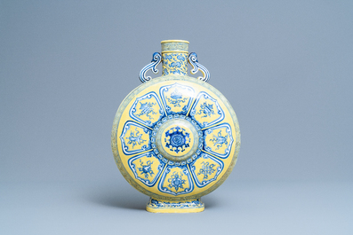 Un vase de forme 'moonflask' en porcelaine de Chine en bleu et blanc sur fond jaune &agrave; d&eacute;cor 'Bajixiang', marque de Yongzheng, 19/20&egrave;me