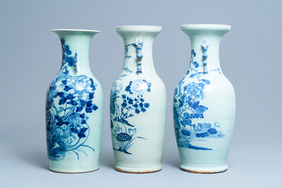 Trois vases en porcelaine de Chine en bleu et blanc sur fond c&eacute;ladon, 19&egrave;me