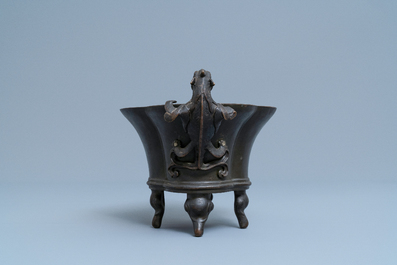 Un br&ucirc;le-parfum en bronze aux anses en forme de chilong, marque de Xuande, 18&egrave;me
