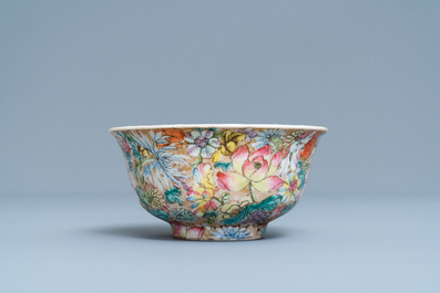 Un bol et une assiette en porcelaine de Chine famille rose &agrave; d&eacute;cor millefleurs, marque de Qianlong, R&eacute;publique