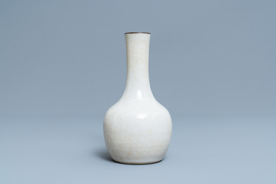 Un vase de forme bouteille en porcelaine de Chine &agrave; fond craquel&eacute;, marque de Chenghua, 19&egrave;me