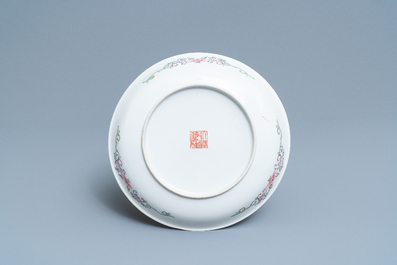 Een Chinese famille rose 'millefleurs' kom en een bord, Qianlong merk, Republiek