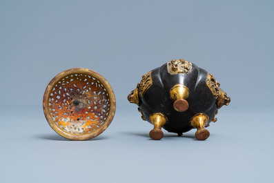 Een Chinese deels vergulde en gelakte driepotige bronzen wierookbrander, Ming