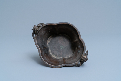 Un br&ucirc;le-parfum en bronze aux anses en forme de chilong, marque de Xuande, 18&egrave;me