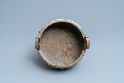 A large Chinese bronze tripod censer, 18/19th C.