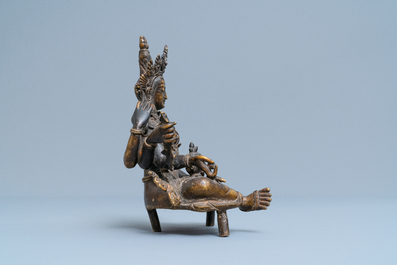 Een Nepalese massieve bronzen figuur van Vasudhara, 19e eeuw