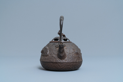A Japanese cast iron 'tetsubin' teapot with shells and crabs, Edo/Meiji, 18/19th C.