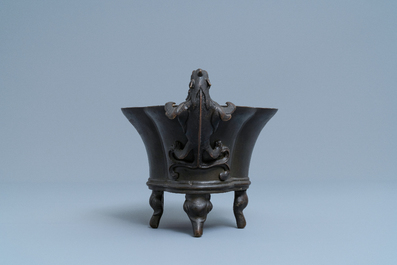 Un br&ucirc;le-parfum en bronze aux anses en forme de chilong, marque de Xuande, 18&egrave;me