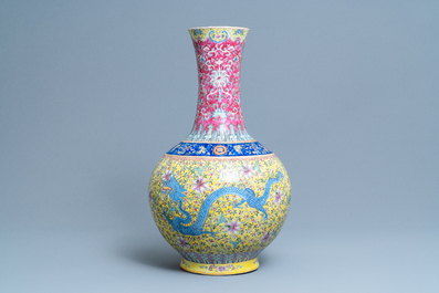 Un grand vase de forme bouteille en porcelaine de Chine famille rose &agrave; fond jaune, 19&egrave;me
