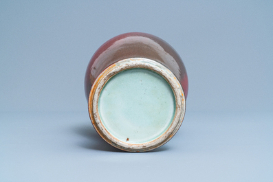 Een Chinese vaas met driekleurig flamb&eacute; glazuur, 19e eeuw