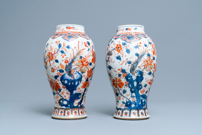Une paire de vases en porcelaine de Chine de style Imari, Kangxi
