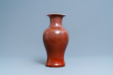 Un vase en porcelaine de Chine sang de boeuf monochrome, 19&egrave;me