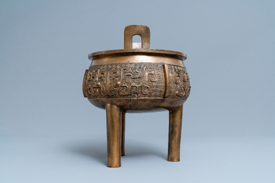 Een grote Chinese bronzen driepotige wierookbrander, 18/19e eeuw