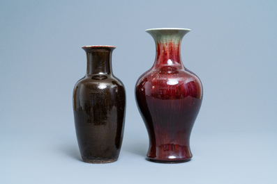 Twee Chinese monochrome vazen met flamb&eacute; glazuur, 19e eeuw