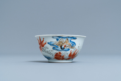 Une tasse et soucoupe en porcelaine de Chine &agrave; d&eacute;cor de carpes et d'une grue, Yongzheng