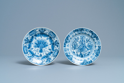 Un plat et deux assiettes en porcelaine de Chine en bleu et blanc d'apr&egrave;s des mod&egrave;les de Delft, Kangxi/Qianlong