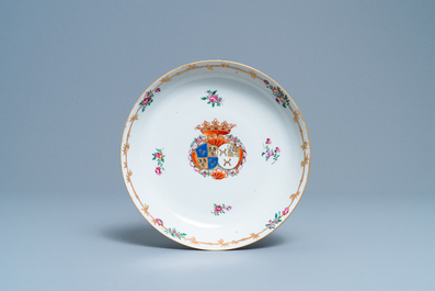 Une paire d'assiettes armori&eacute;es en porcelaine de Chine famille rose pour le march&eacute; anglais et une pour le march&eacute; hollandais, Qianlong