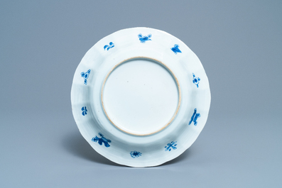 Un plat godronn&eacute; en porcelaine de Chine en bleu et blanc &agrave; d&eacute;cor de poissons, Chine, Kangxi