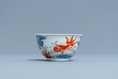 Une tasse et soucoupe en porcelaine de Chine &agrave; d&eacute;cor de carpes et d'une grue, Yongzheng