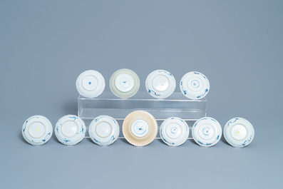 Vingt tasses et vingt-quatre soucoupes en porcelaine de Chine en bleu et blanc, Kangxi