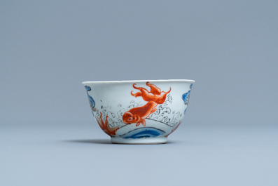 Une tasse et soucoupe en porcelaine de Chine &agrave; d&eacute;cor de carpes et d'une grue, Yongzheng