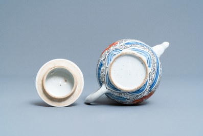 Une th&eacute;i&egrave;re sur support en porcelaine de Chine &agrave; d&eacute;cor de carpes et d'une grue, Yongzheng