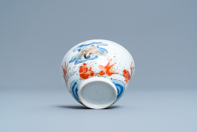 Une tasse et soucoupe en porcelaine de Chine &agrave; d&eacute;cor de carpes et d'une grue, Yongzheng