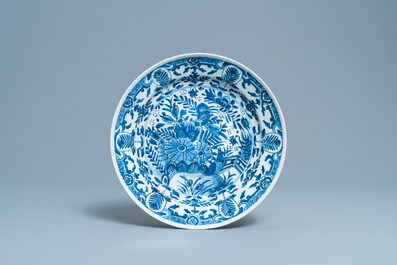 Un plat et deux assiettes en porcelaine de Chine en bleu et blanc d'apr&egrave;s des mod&egrave;les de Delft, Kangxi/Qianlong