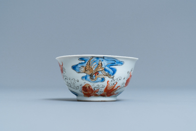 Une tasse et soucoupe en porcelaine de Chine &agrave; d&eacute;cor de carpes et d'une grue, Yongzheng