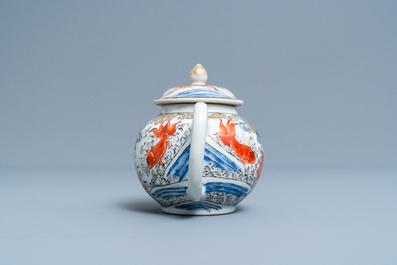 Une th&eacute;i&egrave;re sur support en porcelaine de Chine &agrave; d&eacute;cor de carpes et d'une grue, Yongzheng
