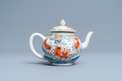 Une th&eacute;i&egrave;re sur support en porcelaine de Chine &agrave; d&eacute;cor de carpes et d'une grue, Yongzheng