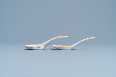 Deux cuill&egrave;res en porcelaine de Chine Lai Nam Thong pour le march&eacute; thai, 19&egrave;me