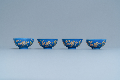 Vier Chinese kommen met floraal decor op blauwe fondkleur, Yongzheng merk, Republek