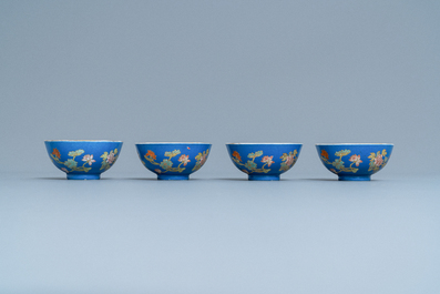 Vier Chinese kommen met floraal decor op blauwe fondkleur, Yongzheng merk, Republek
