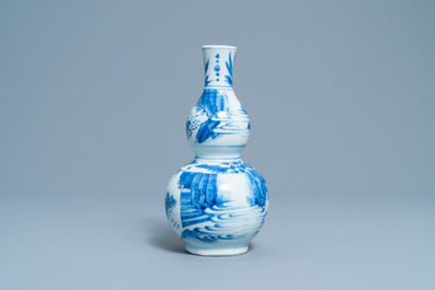 Un vase de forme double gourde en porcelaine de Chine en bleu et blanc, &eacute;poque Transition