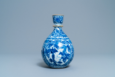 Een Chinese blauw-witte hookah-basis met eekhoorns en druivenranken, Kangxi