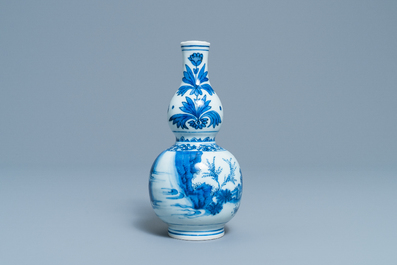 Un vase de forme double gourde en porcelaine de Chine en bleu et blanc, &eacute;poque Transition