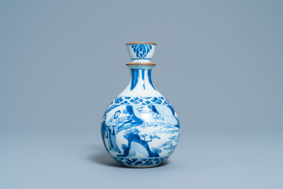 Une base de narguil&eacute; en porcelaine de Chine en bleu et blanc, Kangxi