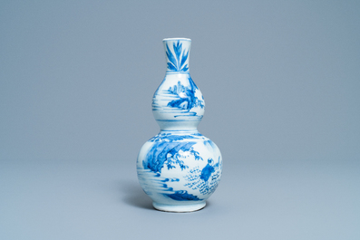 Een Chinese blauw-witte kalebasvaas met figuren in een landschap, Transitie periode