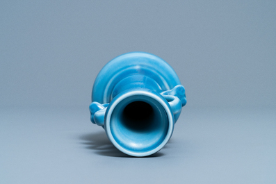 Un vase en porcelaine de Chine monochrome bleu de lavande, marque Yongzheng &agrave; 4 caract&egrave;res et poss. d'&eacute;poque