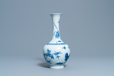 Un vase de forme bouteille en porcelaine de Chine en bleu et blanc &agrave; d&eacute;cor d'un tigre et deux papillons, &eacute;poque Transition