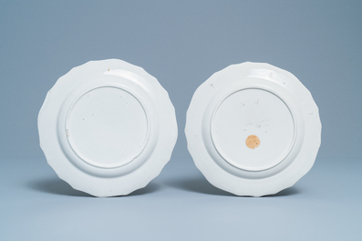 Deux assiettes en porcelaine polychrome de Tournai &agrave; d&eacute;cor de fruits, 18&egrave;me