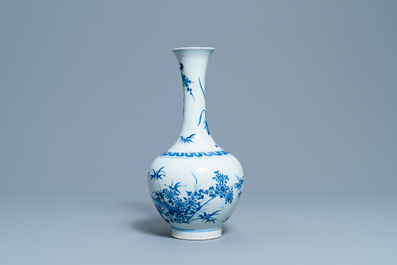 Un vase de forme bouteille en porcelaine de Chine en bleu et blanc &agrave; d&eacute;cor d'un tigre et deux papillons, &eacute;poque Transition