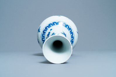 Un vase de forme bouteille en porcelaine de Chine en bleu et blanc &agrave; d&eacute;cor d'un tigre et deux papillons, &eacute;poque Transition