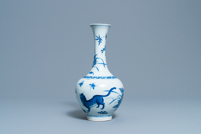 Un vase de forme bouteille en porcelaine de Chine en bleu et blanc &agrave; d&eacute;cor d'un tigre et deux papillons, &eacute;poque Transition