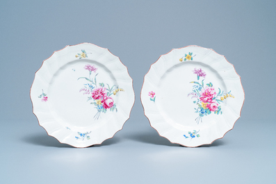 Quatre assiettes en porcelaine polychrome de Tournai &agrave; d&eacute;cor de fleurs, 18&egrave;me